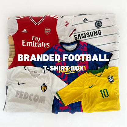 Mix van vintage voetbalshirts voor wholesale inclusief Arsenal Fly Emirates, Chelsea Samsung, Barcelona Rakuten en Brazilië Nike shirt.