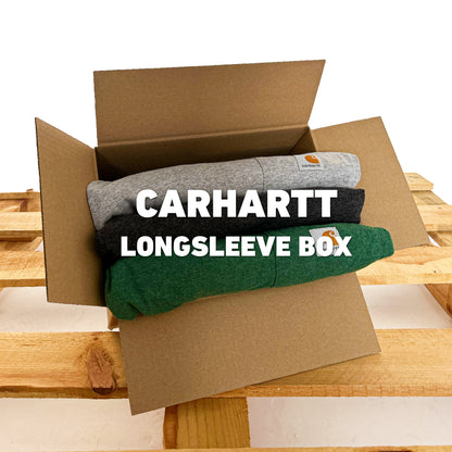 Close-up van Carhartt longsleeves in gemêleerd grijs en forest green, gestapeld in een verzenddoos voor wederverkoop.