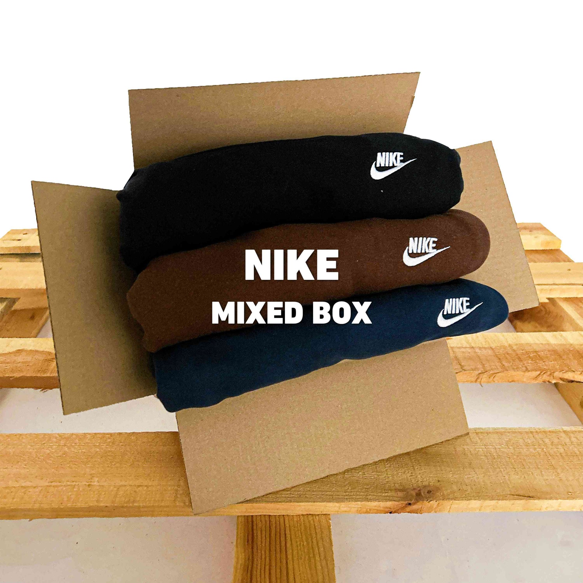 Ingepakte Nike mixed box op een pallet voor de wholesale inkoop van vintage sweatshirts door resellers.