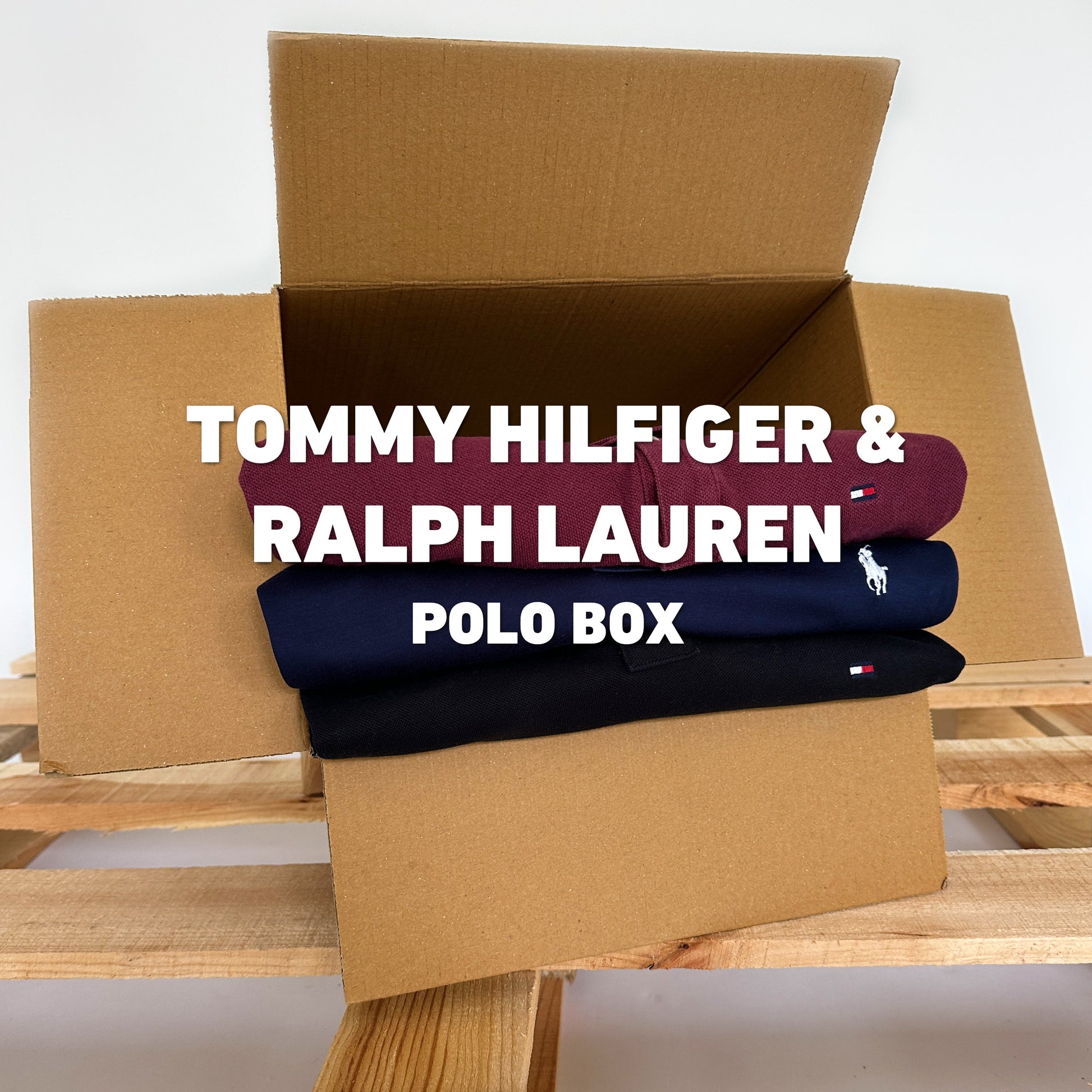 Geopende doos met een bordeauxrode Tommy Hilfiger polo, navy Ralph Lauren polo en een zwarte Tommy polo op een pallet.