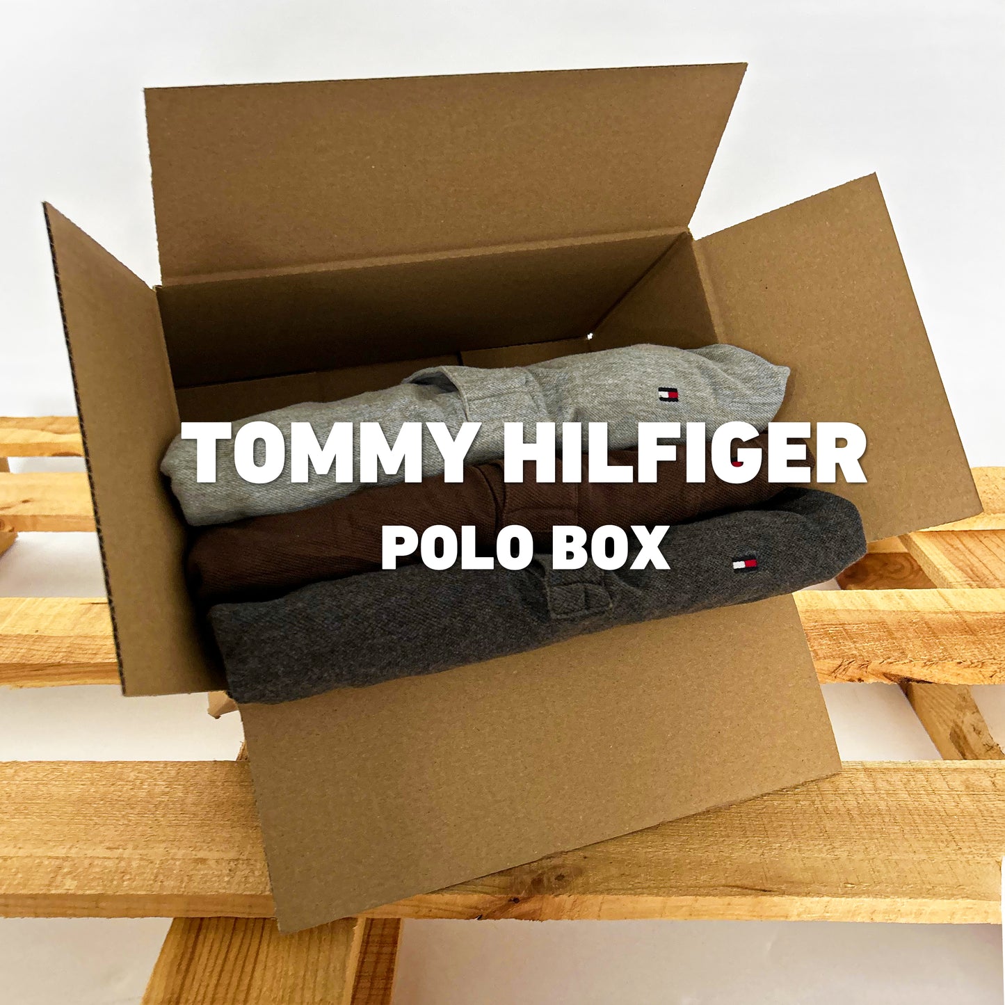 Voorraad van Tommy Hilfiger polo's voor vintage resellers, diverse kleuren en hoge kwaliteit voor wederverkoop.